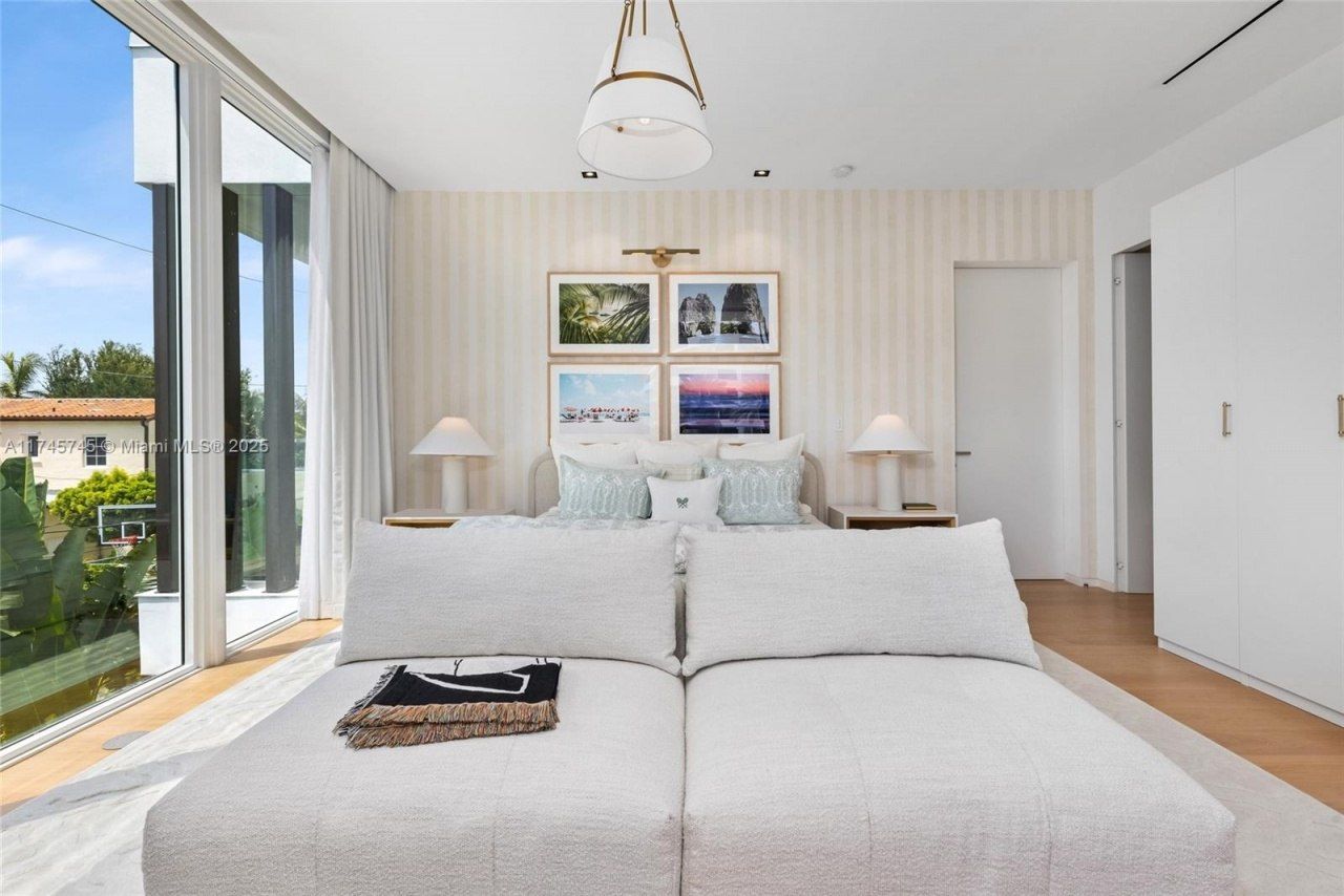 810 W 47th Ct - The Ritz Carlton Miami Beach, Miami Beach, FL 33140 Photo