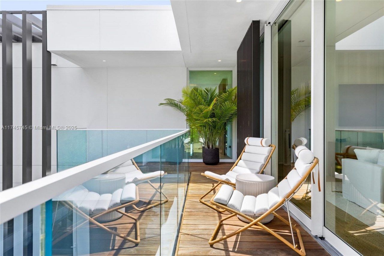 810 W 47th Ct - The Ritz Carlton Miami Beach, Miami Beach, FL 33140 Photo