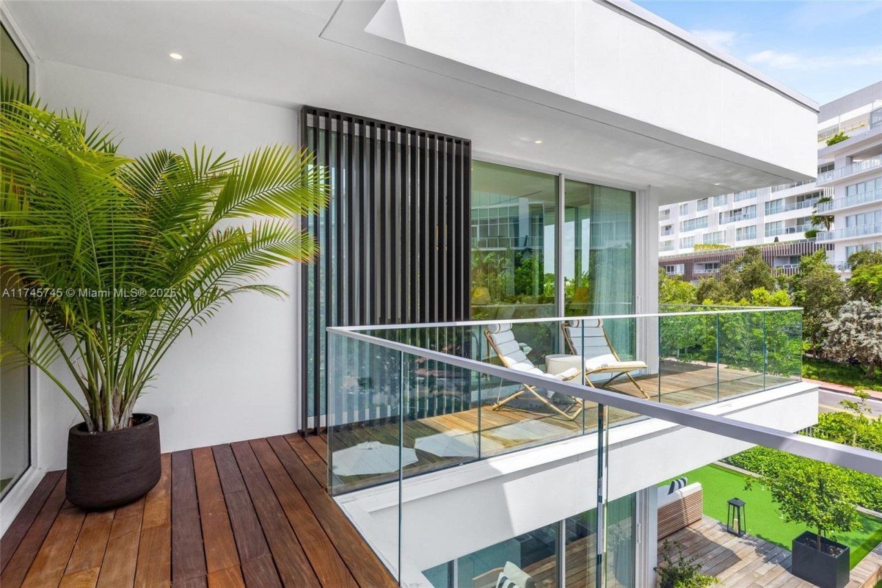 810 W 47th Ct - The Ritz Carlton Miami Beach, Miami Beach, FL 33140 Photo