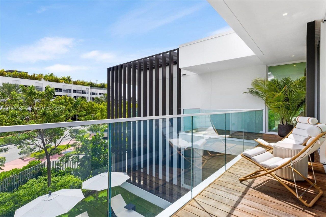 810 W 47th Ct - The Ritz Carlton Miami Beach, Miami Beach, FL 33140 Photo