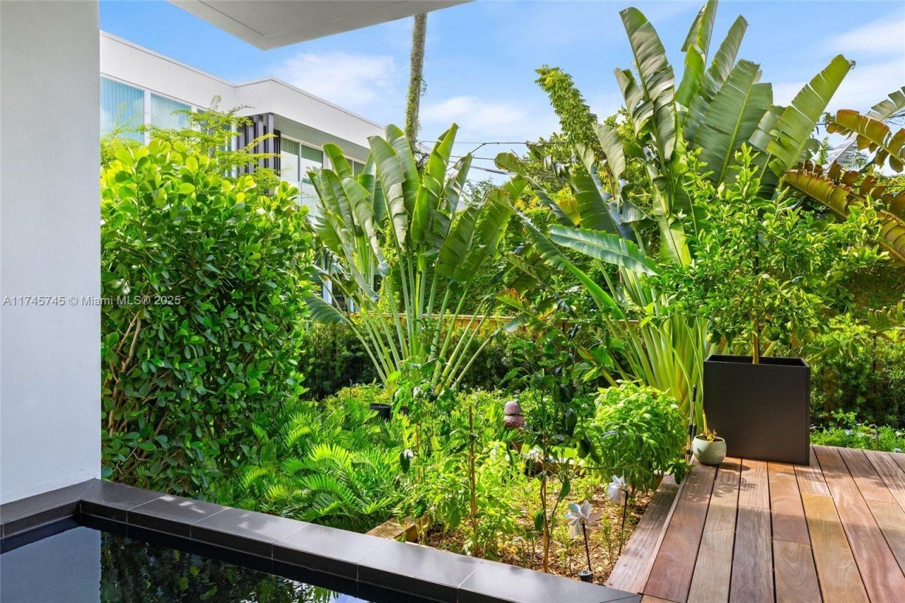 810 W 47th Ct - The Ritz Carlton Miami Beach, Miami Beach, FL 33140 Photo