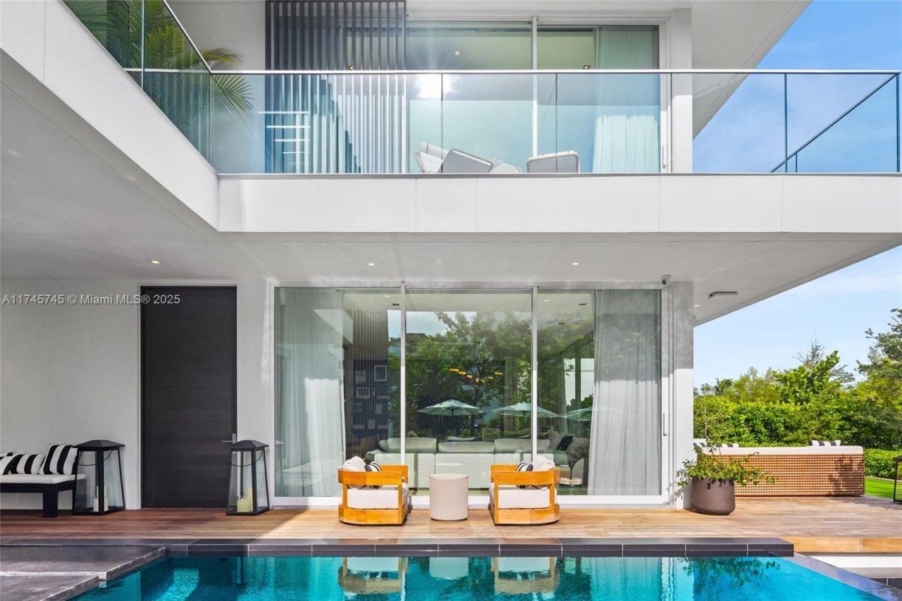 810 W 47th Ct - The Ritz Carlton Miami Beach, Miami Beach, FL 33140 Photo