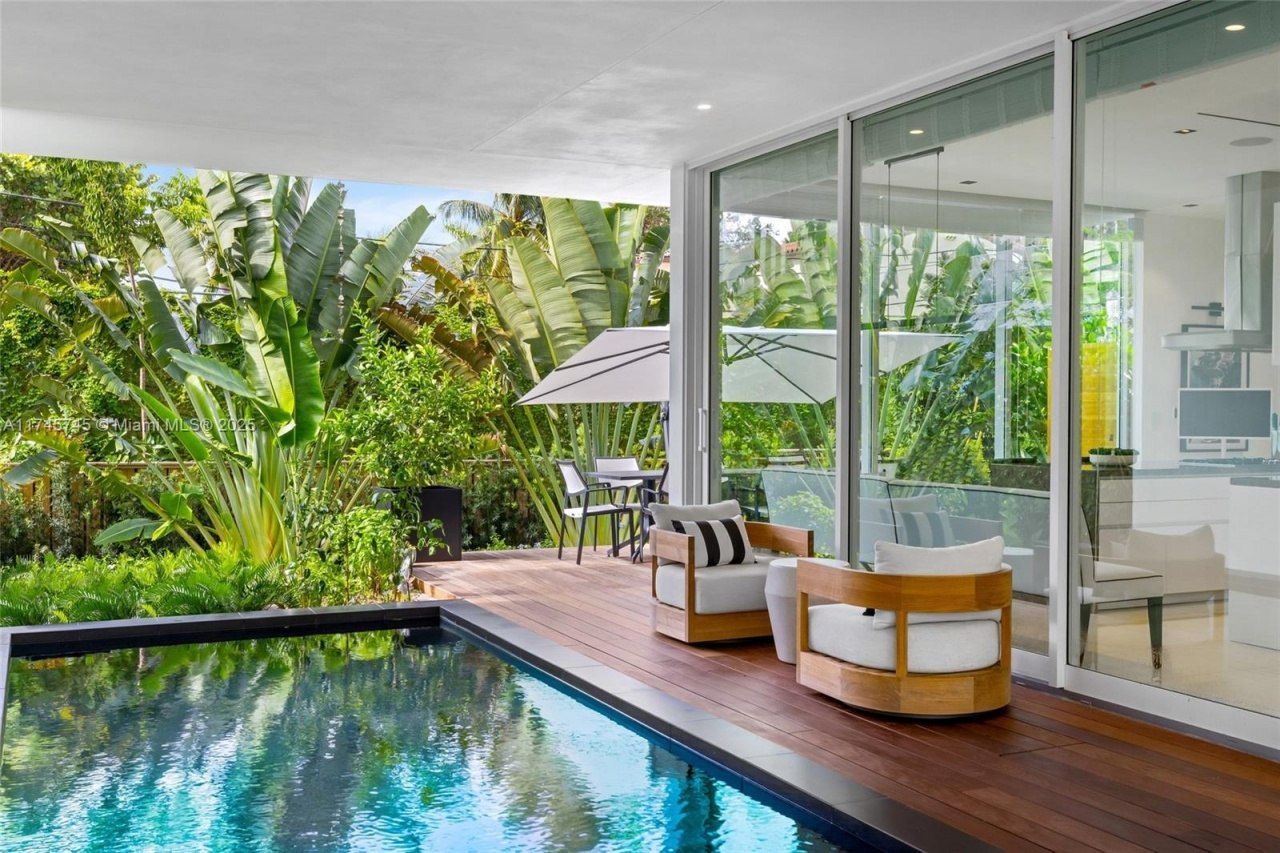 810 W 47th Ct - The Ritz Carlton Miami Beach, Miami Beach, FL 33140 Photo