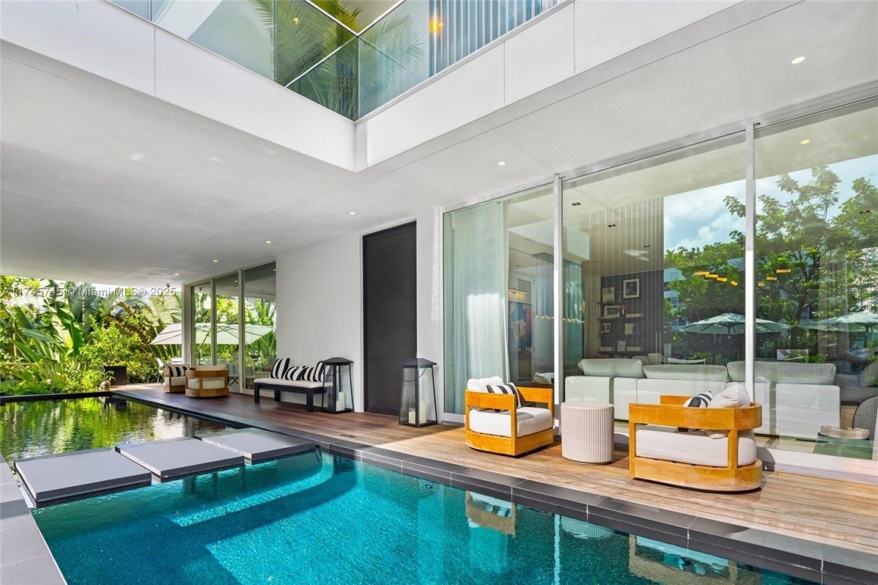 810 W 47th Ct - The Ritz Carlton Miami Beach, Miami Beach, FL 33140 Photo