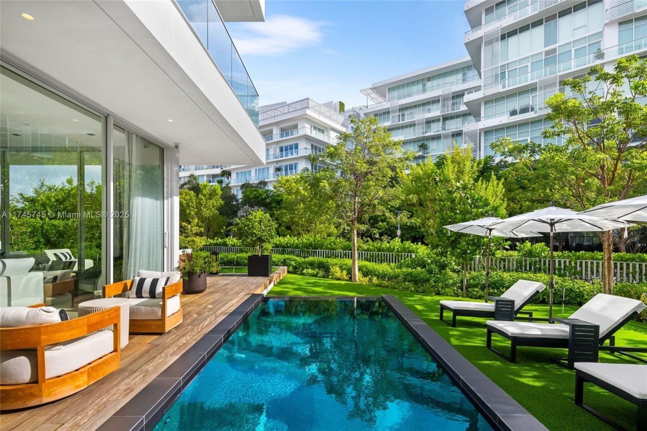 810 W 47th Ct - The Ritz Carlton Miami Beach, Miami Beach, FL 33140 Photo