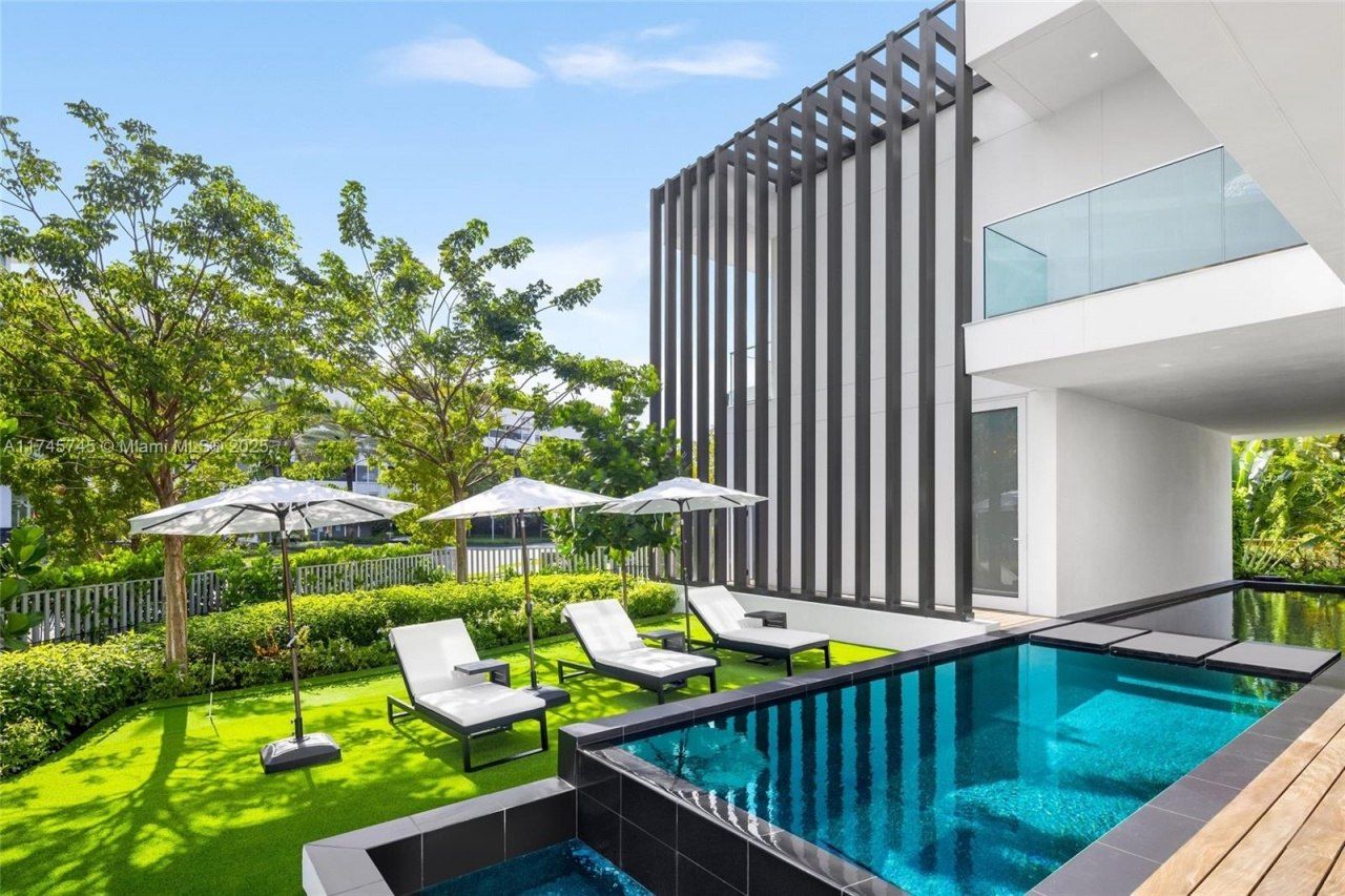 810 W 47th Ct - The Ritz Carlton Miami Beach, Miami Beach, FL 33140 Photo