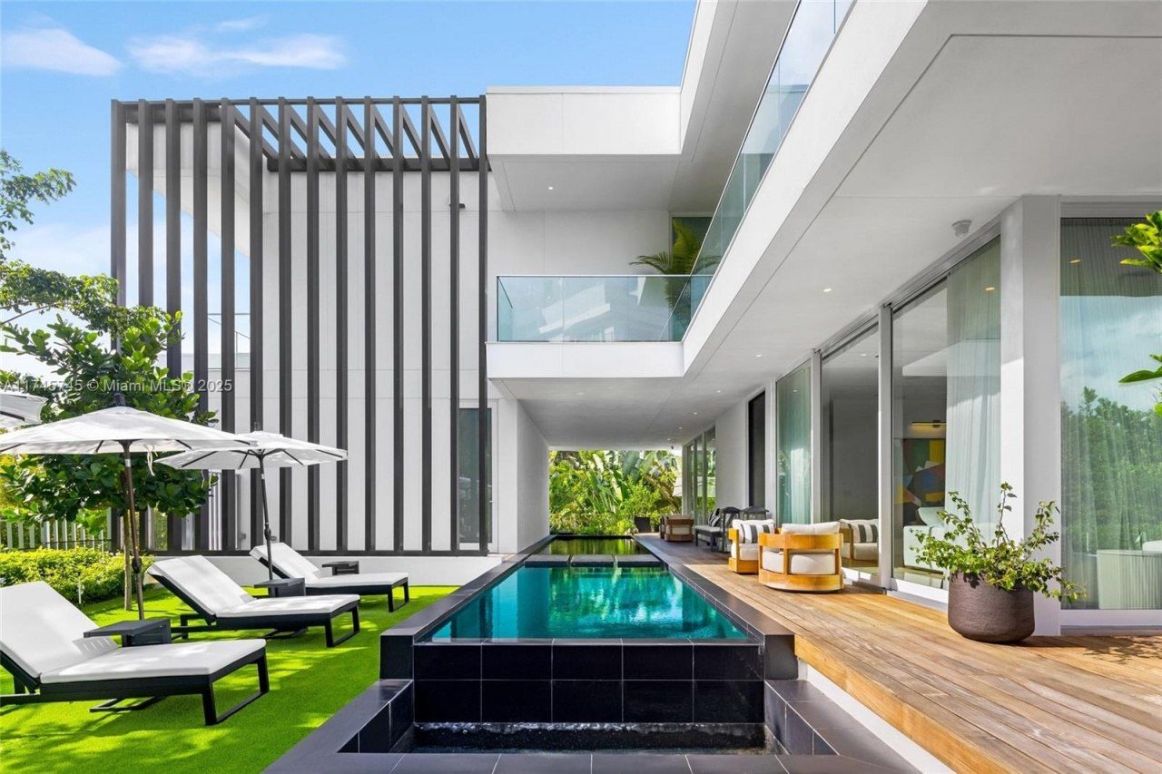 810 W 47th Ct - The Ritz Carlton Miami Beach, Miami Beach, FL 33140 Photo