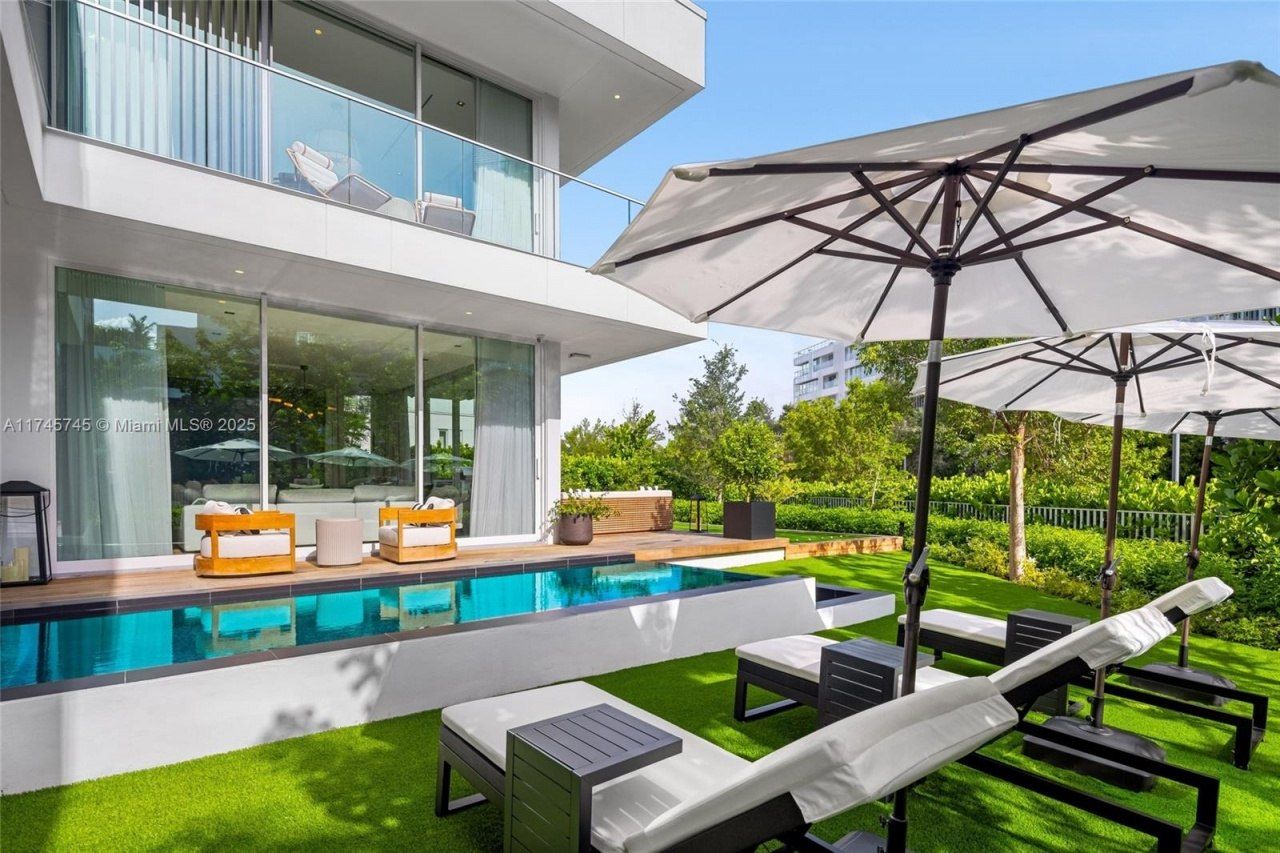 810 W 47th Ct - The Ritz Carlton Miami Beach, Miami Beach, FL 33140 Photo