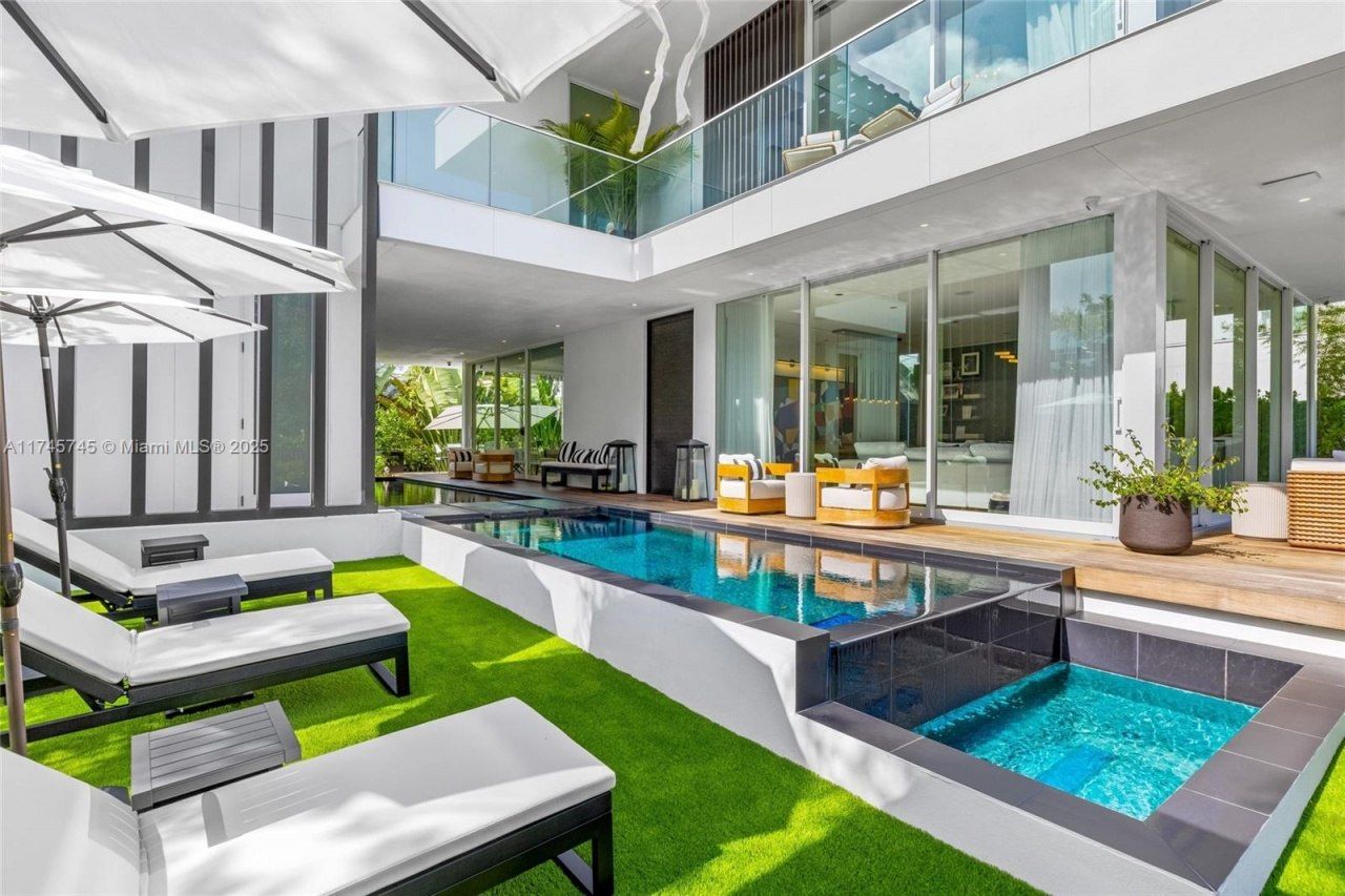 810 W 47th Ct - The Ritz Carlton Miami Beach, Miami Beach, FL 33140 Photo