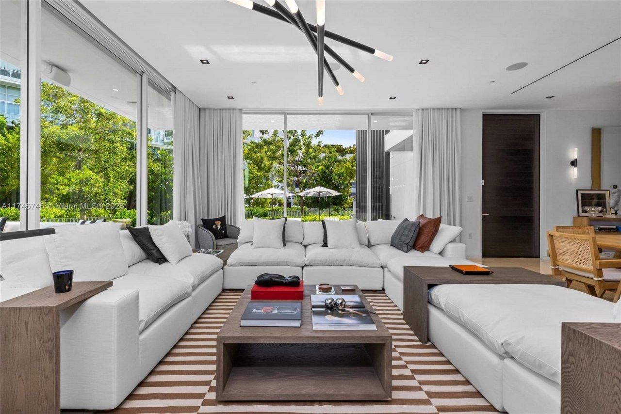 810 W 47th Ct - The Ritz Carlton Miami Beach, Miami Beach, FL 33140 Photo