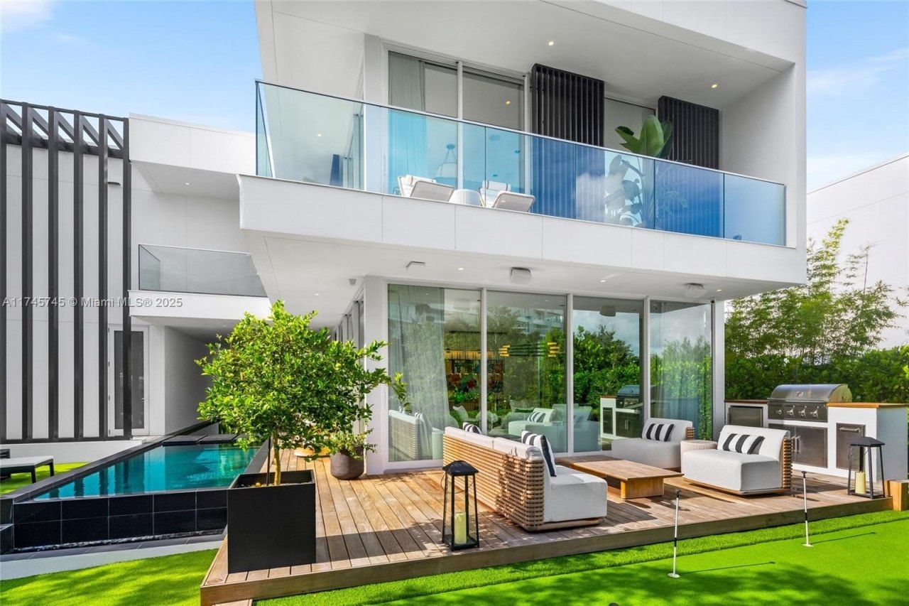 810 W 47th Ct - The Ritz Carlton Miami Beach, Miami Beach, FL 33140 Photo