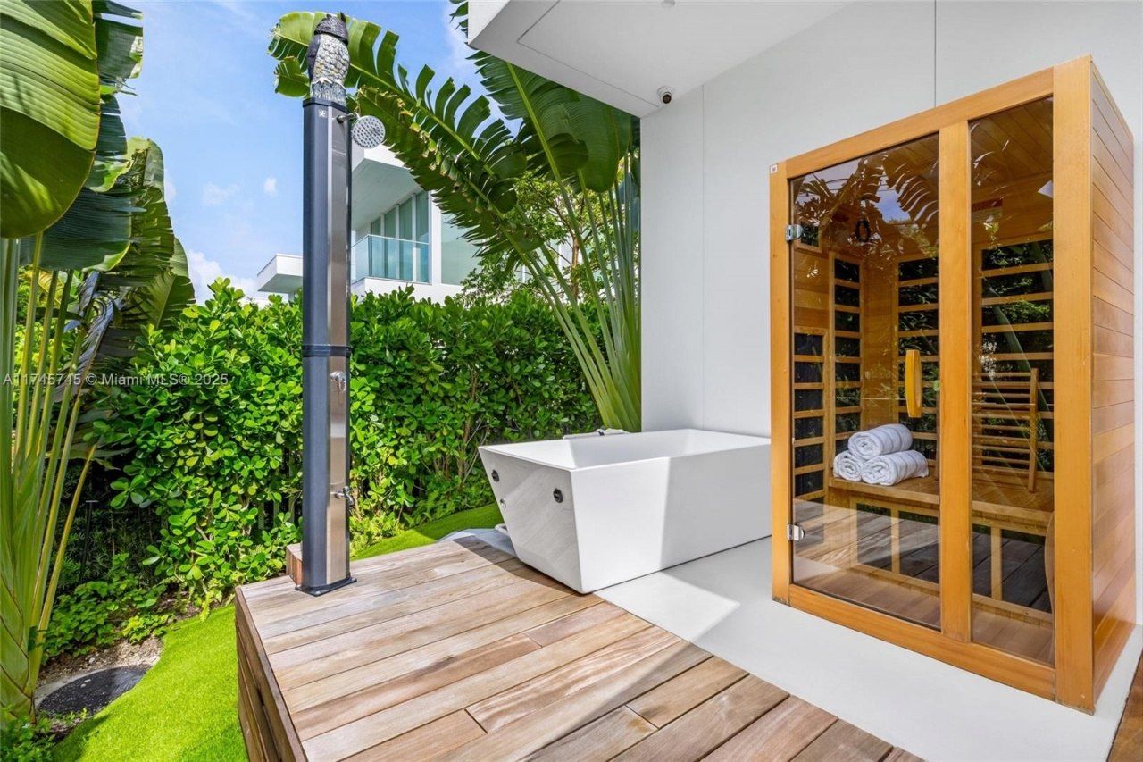 810 W 47th Ct - The Ritz Carlton Miami Beach, Miami Beach, FL 33140 Photo