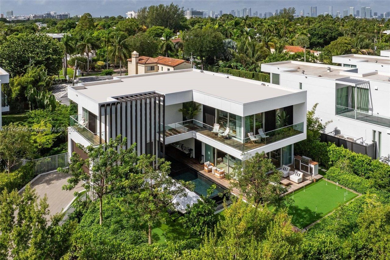 810 W 47th Ct - The Ritz Carlton Miami Beach, Miami Beach, FL 33140 Photo