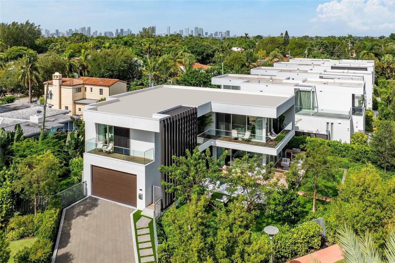 810 W 47th Ct - The Ritz Carlton Miami Beach, Miami Beach, FL 33140 Photo