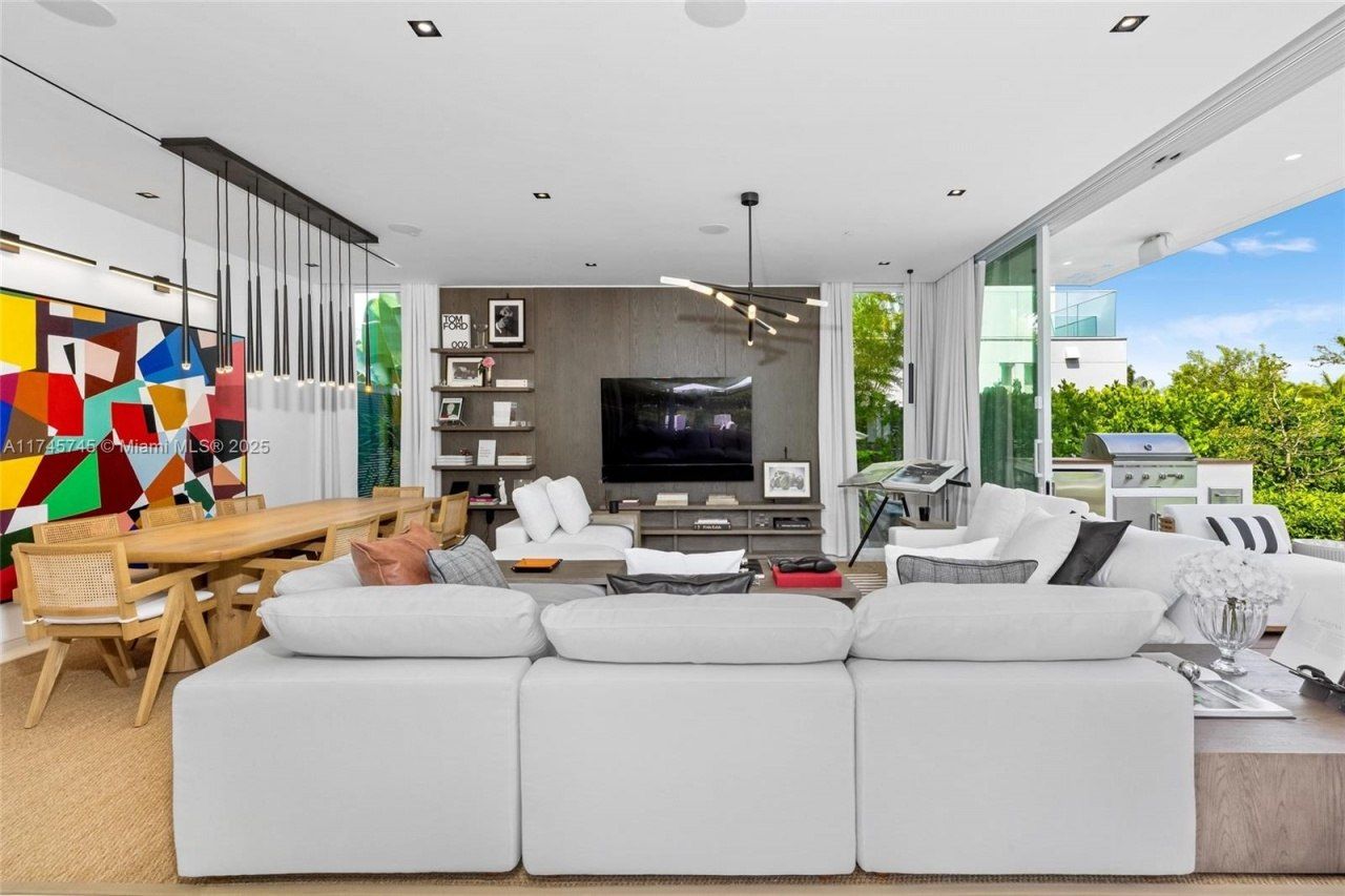 810 W 47th Ct - The Ritz Carlton Miami Beach, Miami Beach, FL 33140 Photo