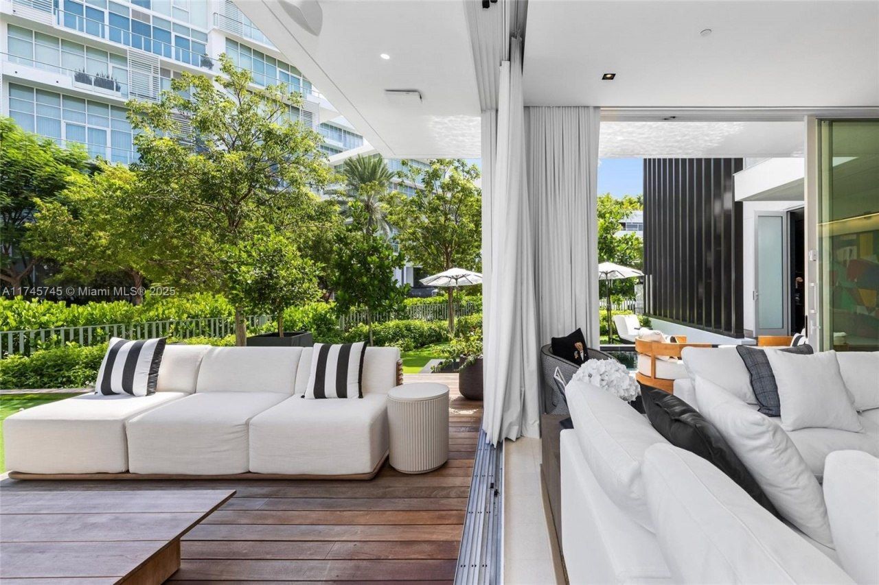 810 W 47th Ct - The Ritz Carlton Miami Beach, Miami Beach, FL 33140 Photo