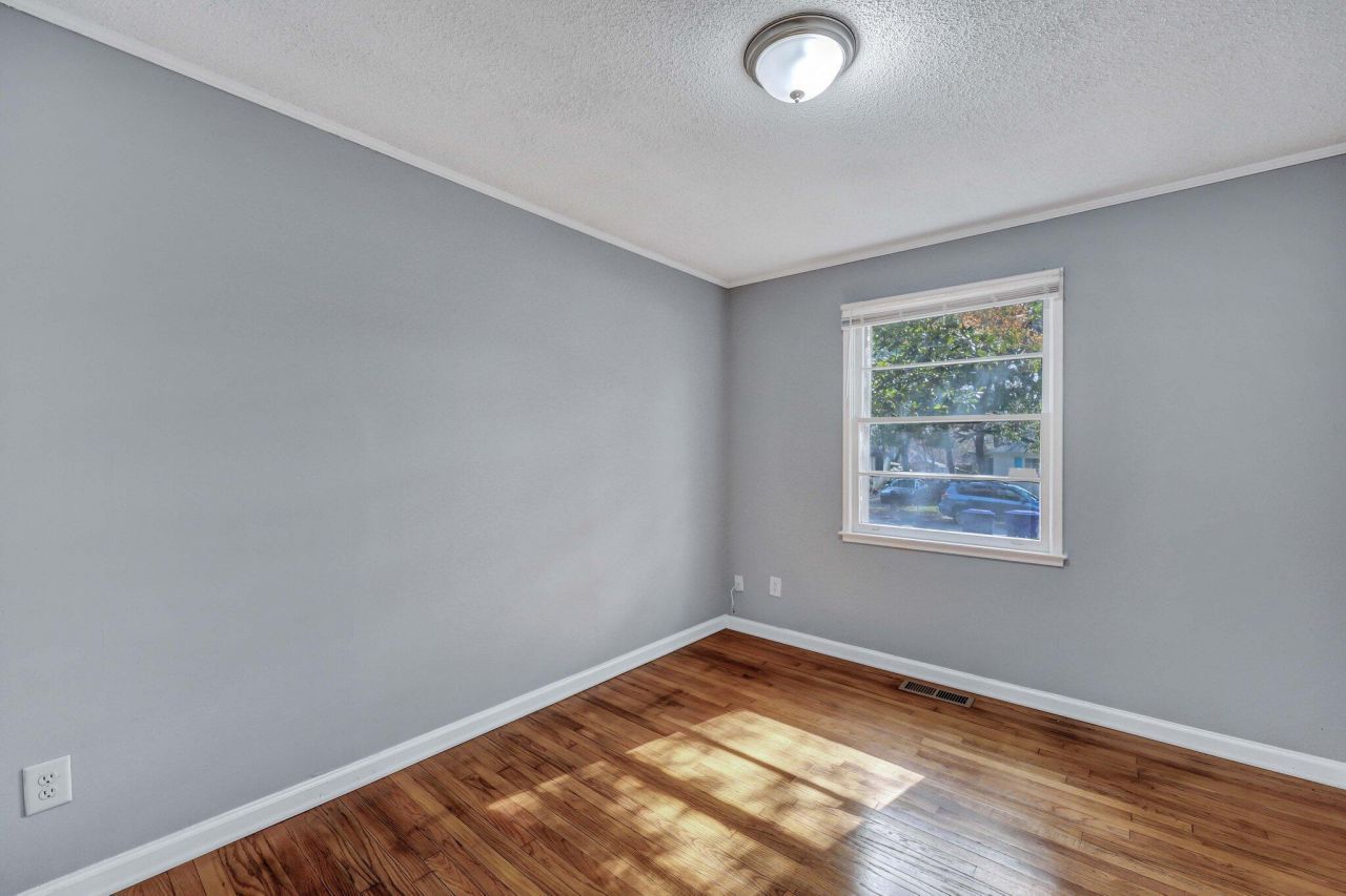 1652 Larry Street Photo 10