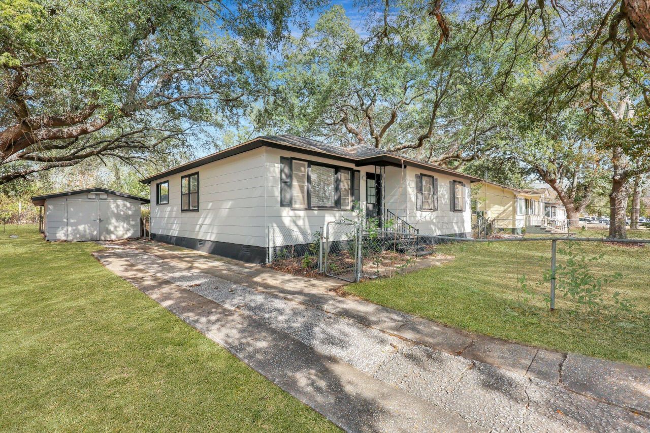1652 Larry Street Photo 4