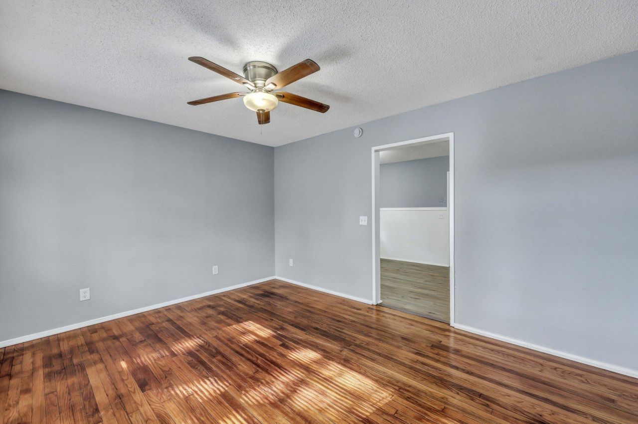 1652 Larry Street Photo 5