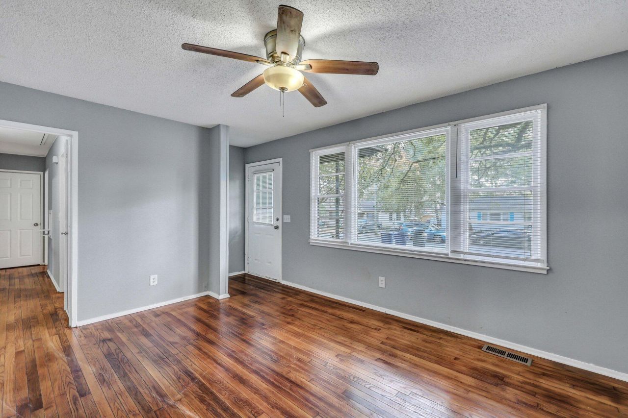 1652 Larry Street Photo 6