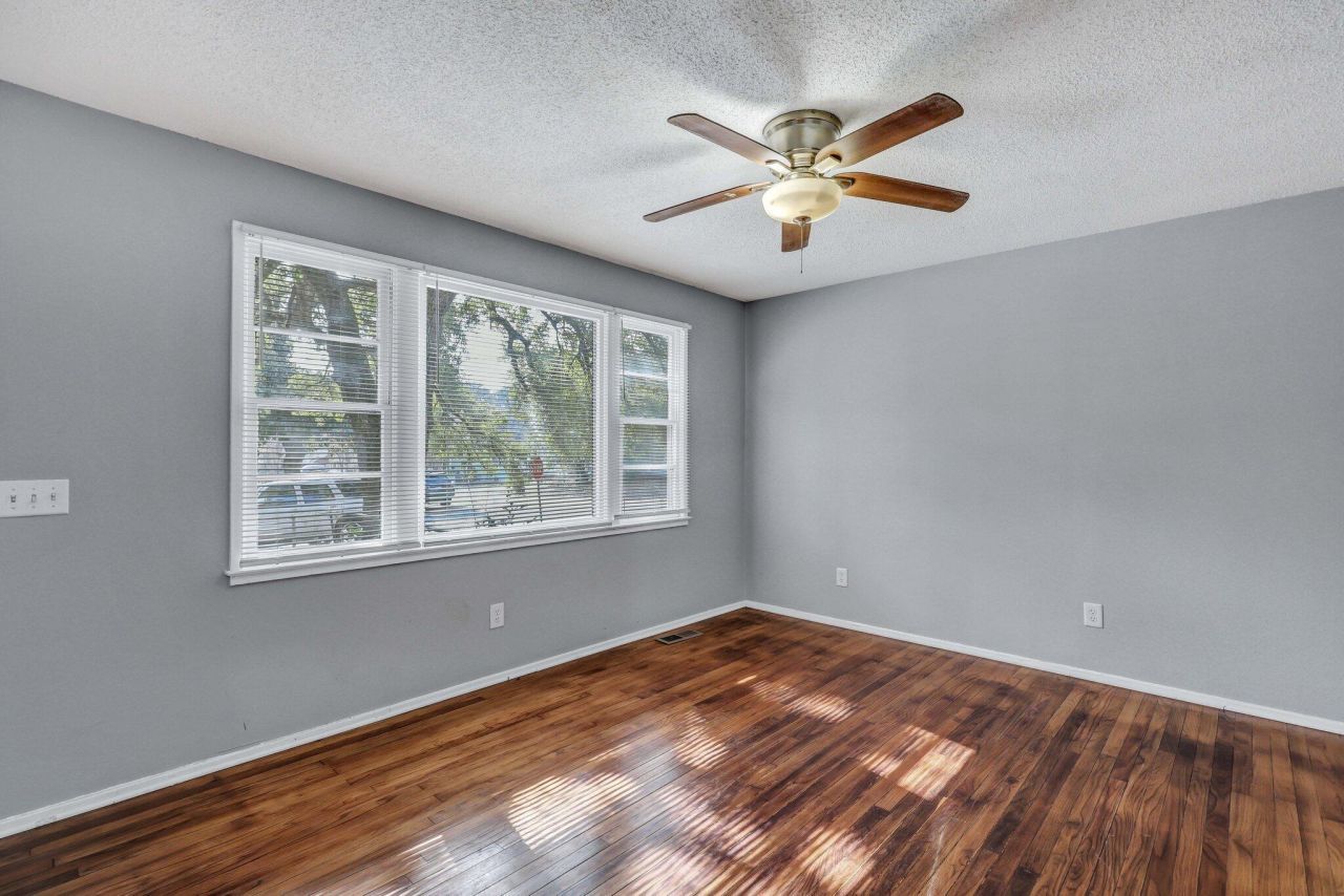 1652 Larry Street Photo 7