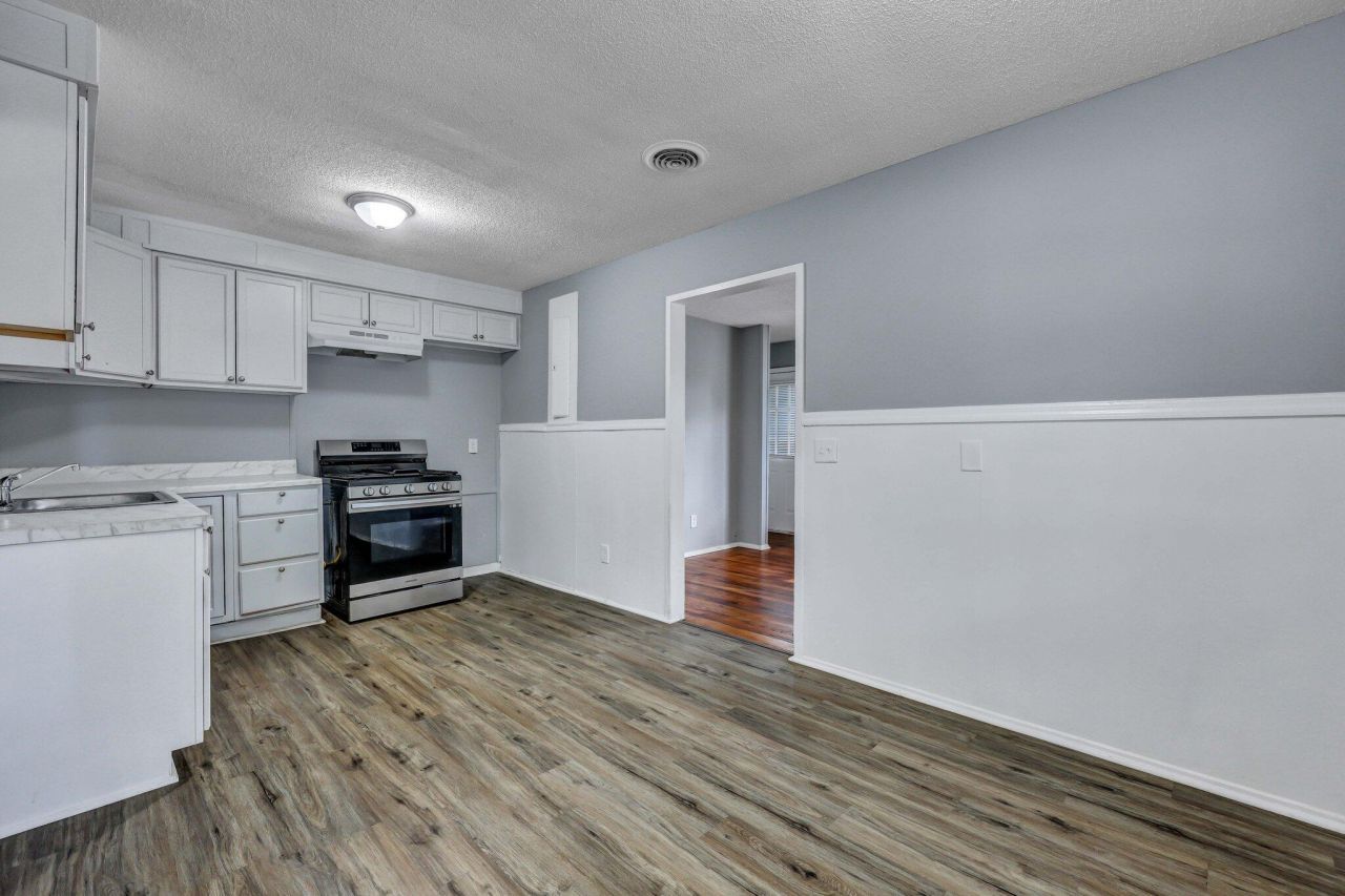 1652 Larry Street Photo 8