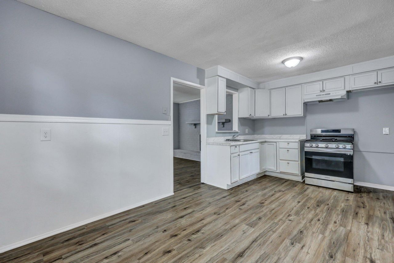 1652 Larry Street Photo 9