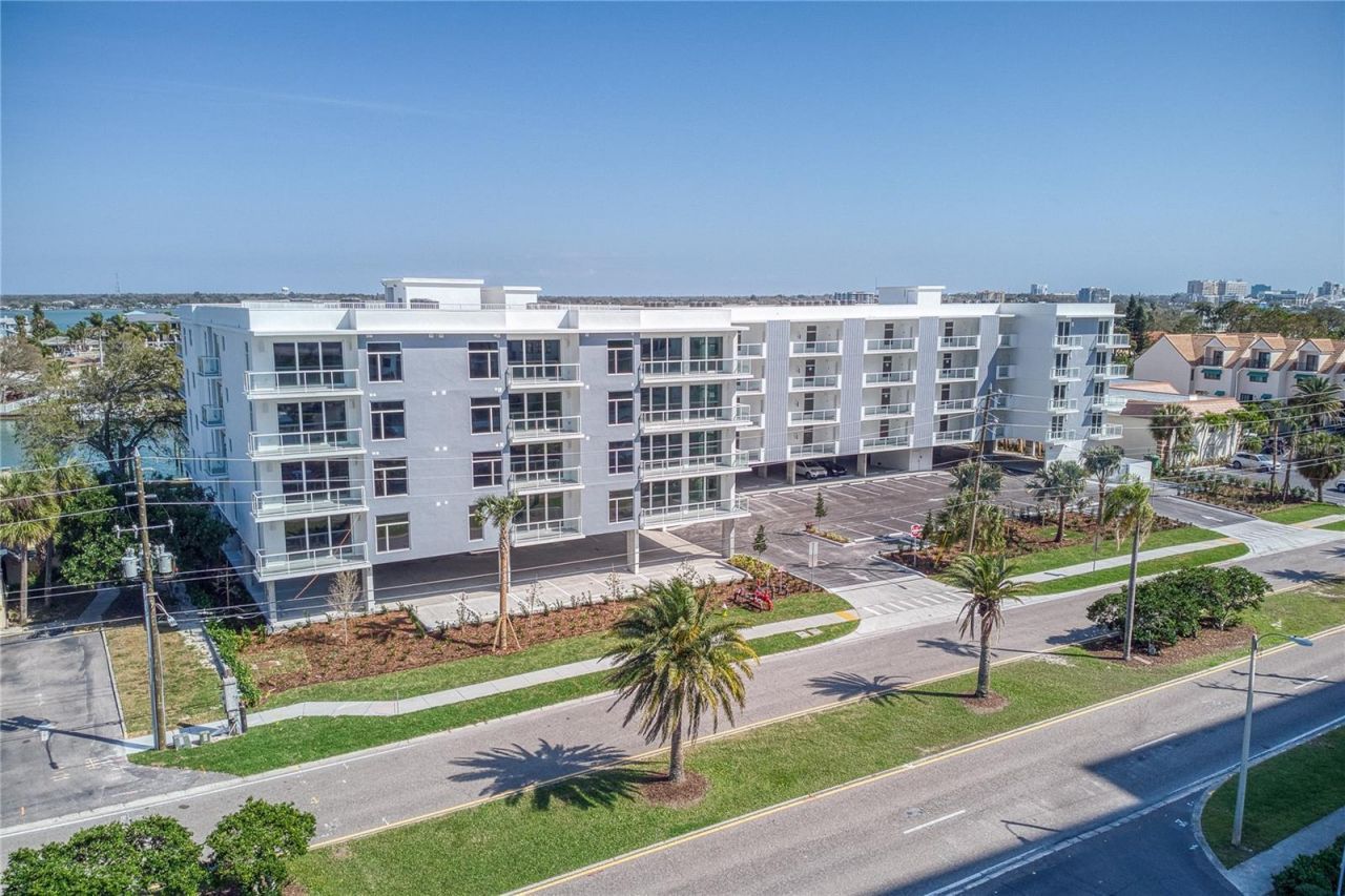 415 Island Way, Unit 407, Clearwater Beach, FL 33767 Photo