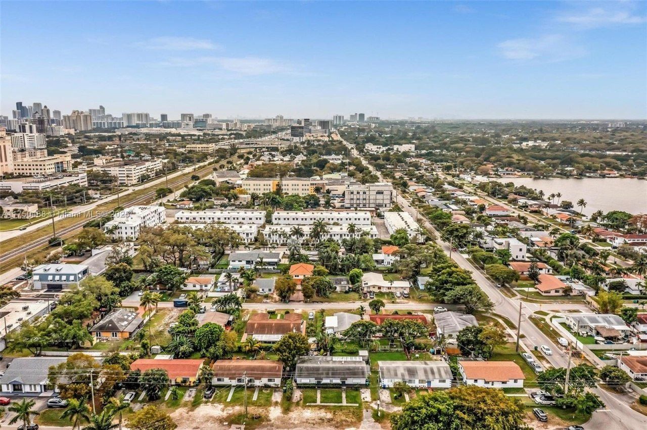 2631 NE 214th St, Miami, FL 33180 Photo