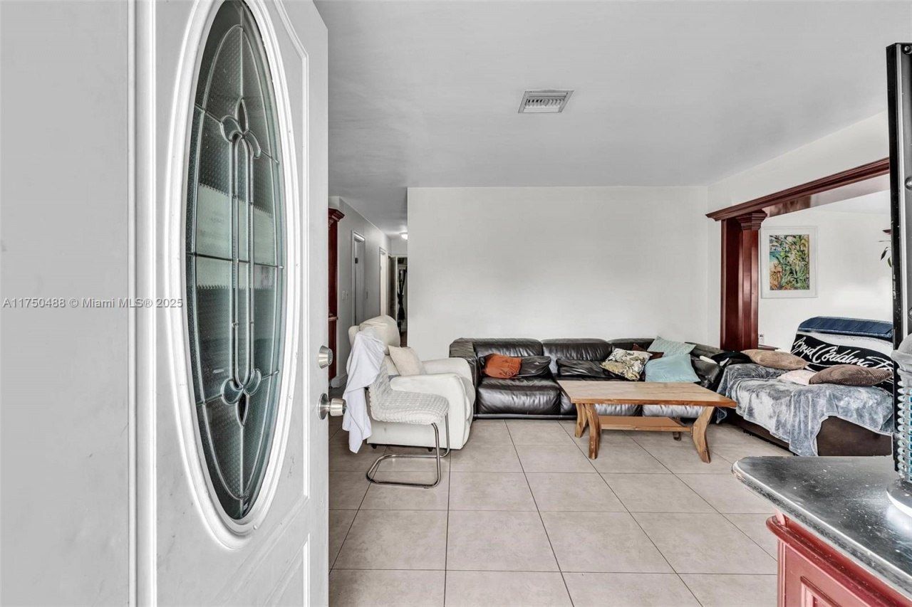 2631 NE 214th St, Miami, FL 33180 Photo