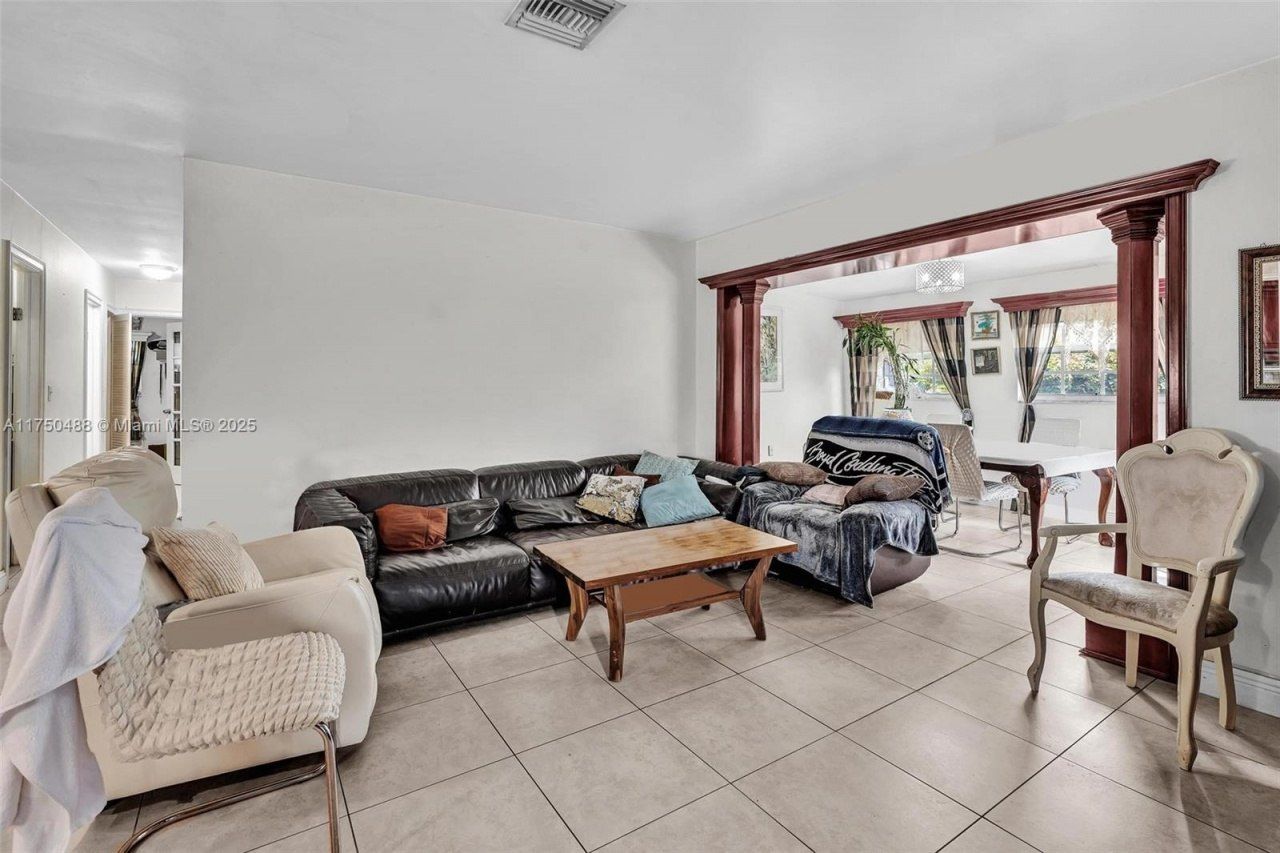 2631 NE 214th St, Miami, FL 33180 Photo