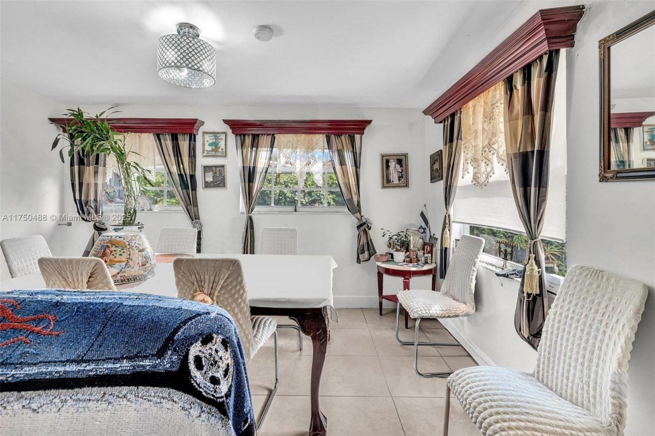 2631 NE 214th St, Miami, FL 33180 Photo