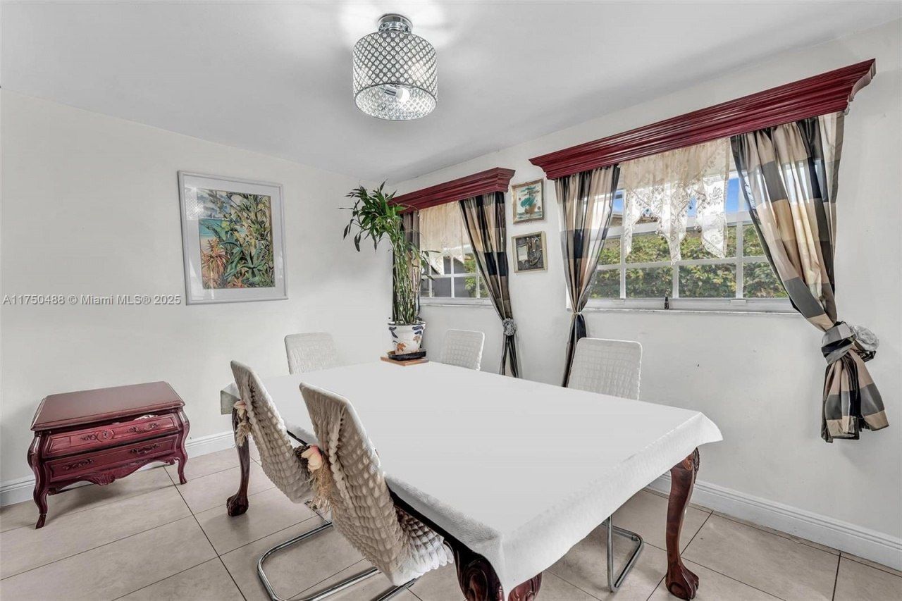 2631 NE 214th St, Miami, FL 33180 Photo