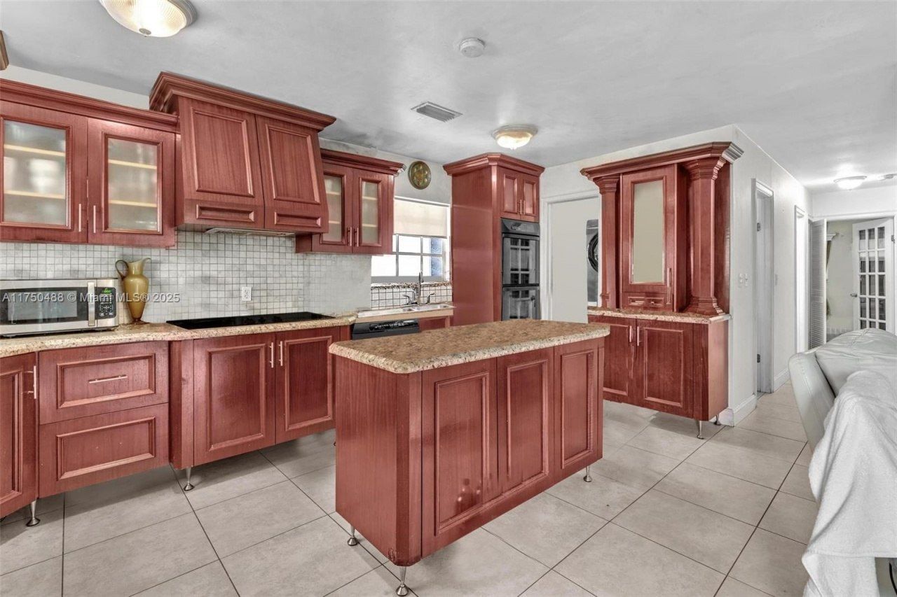 2631 NE 214th St, Miami, FL 33180 Photo