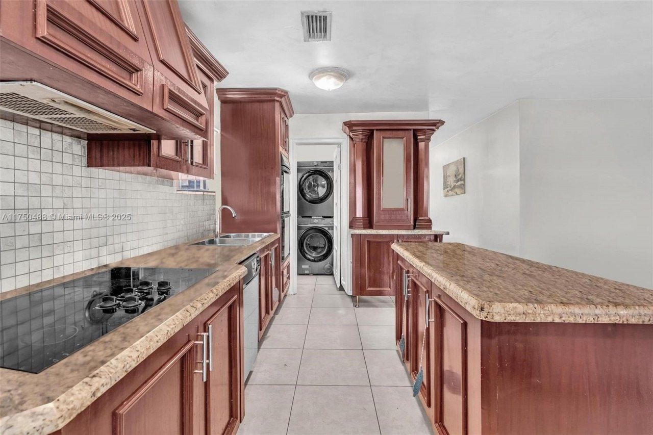 2631 NE 214th St, Miami, FL 33180 Photo