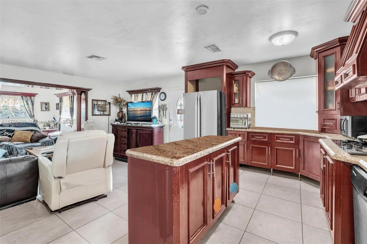 2631 NE 214th St, Miami, FL 33180 Photo