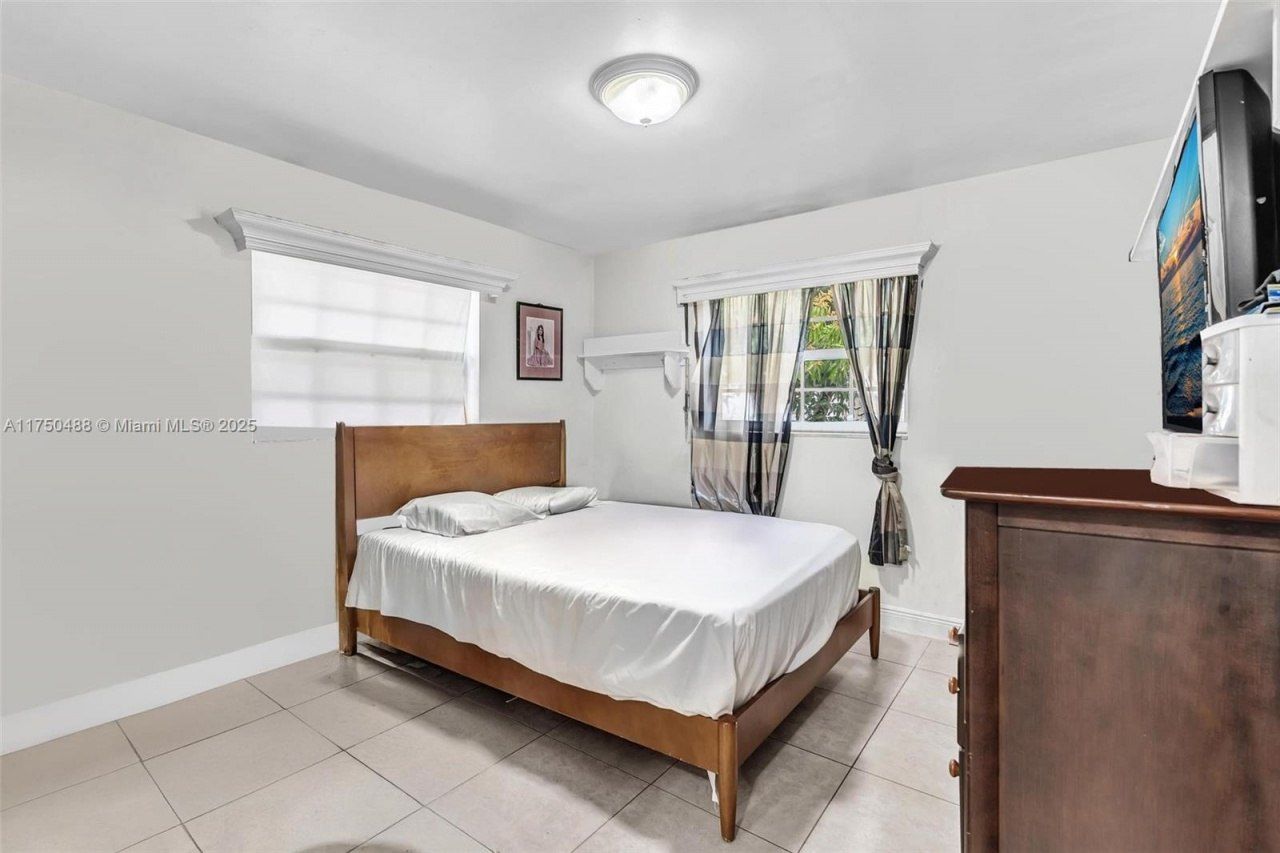 2631 NE 214th St, Miami, FL 33180 Photo