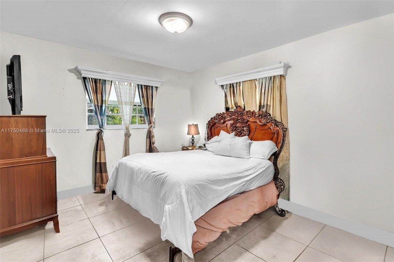 2631 NE 214th St, Miami, FL 33180 Photo