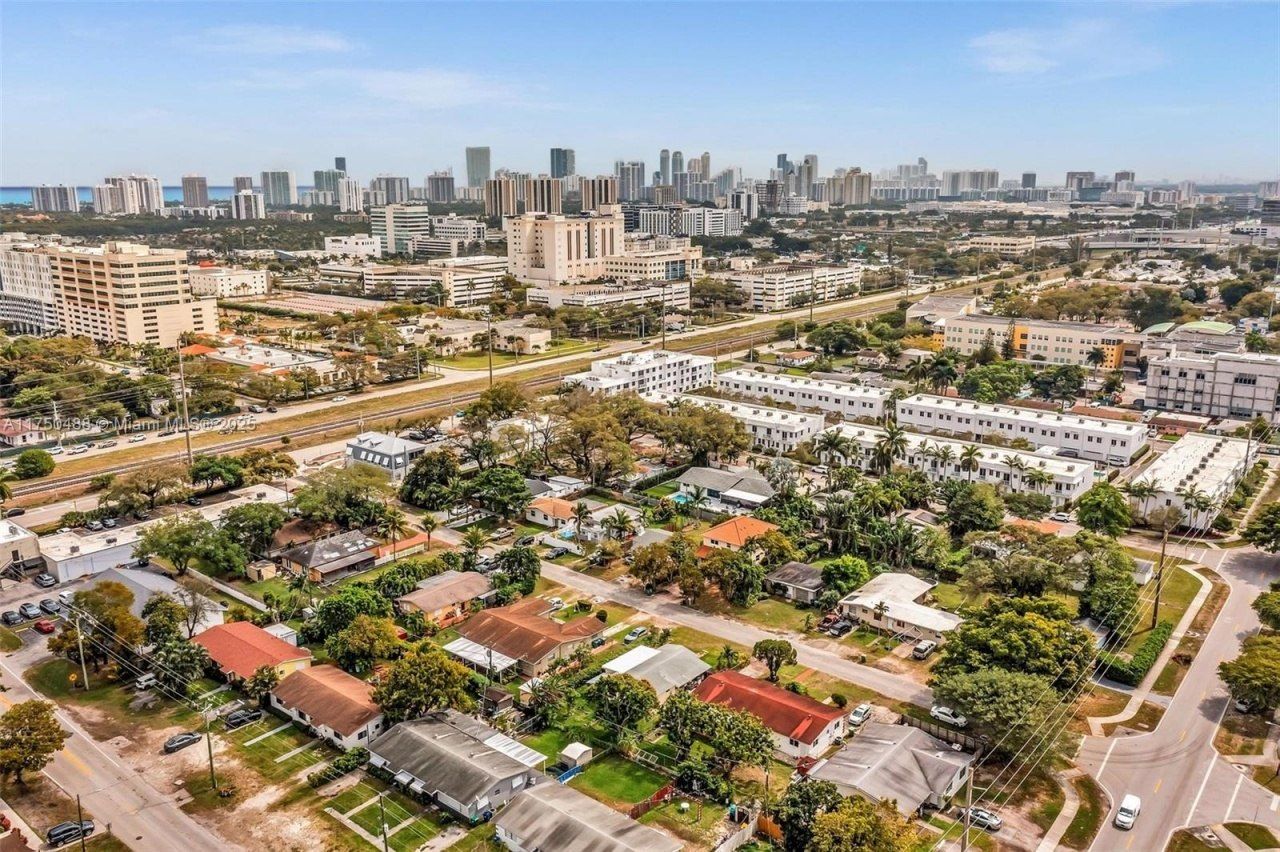 2631 NE 214th St, Miami, FL 33180 Photo