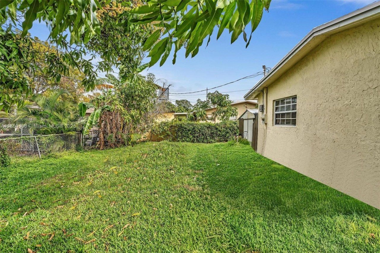 2631 NE 214th St, Miami, FL 33180 Photo