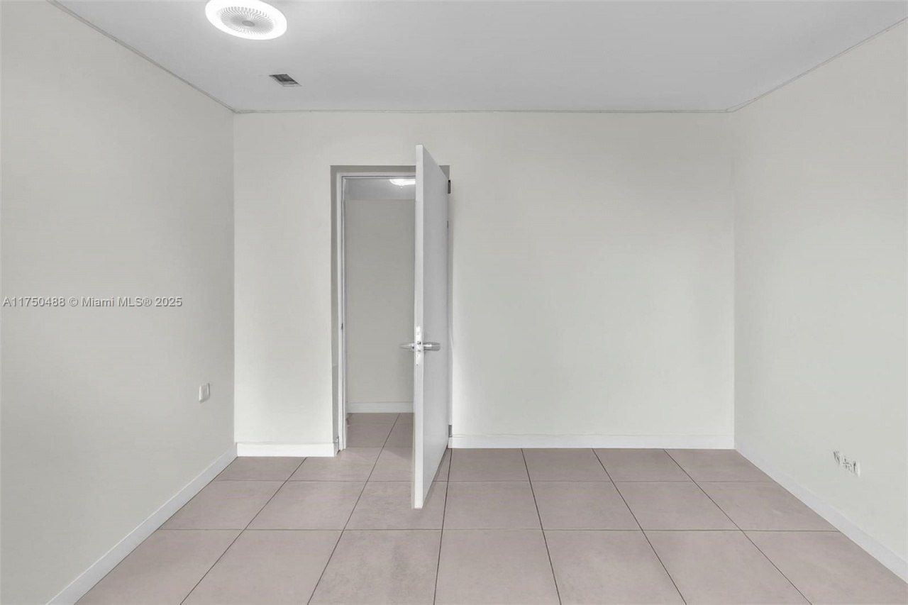 2631 NE 214th St, Miami, FL 33180 Photo