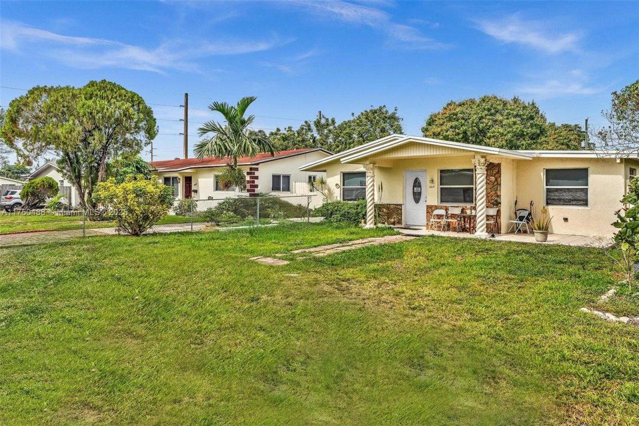 2631 NE 214th St, Miami, FL 33180 Photo