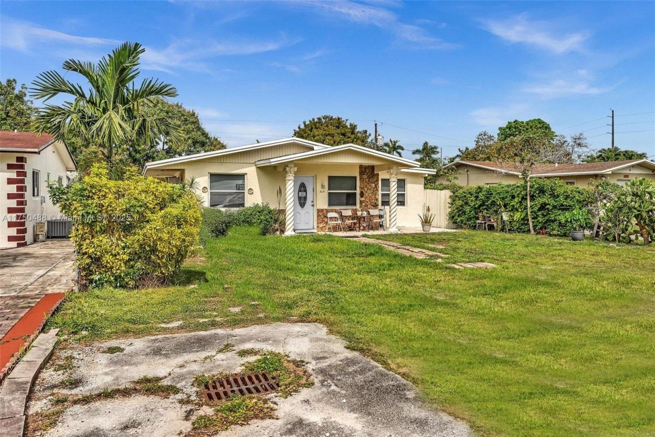 2631 NE 214th St, Miami, FL 33180 Photo