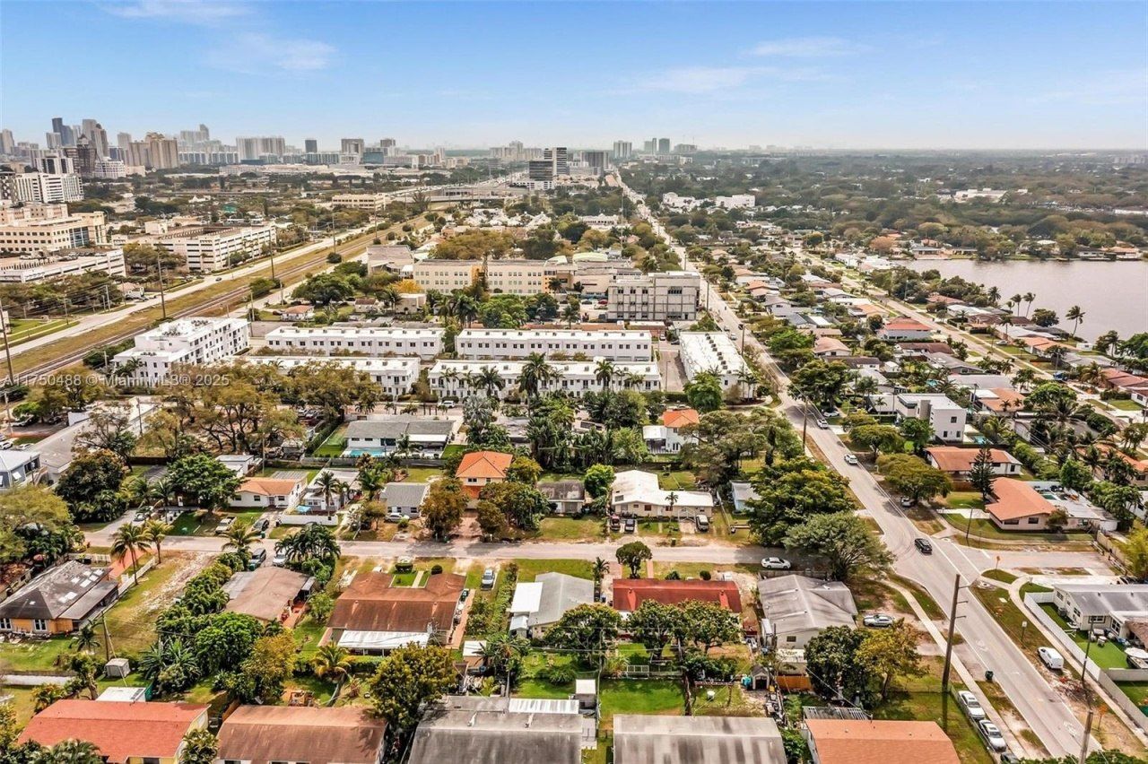 2631 NE 214th St, Miami, FL 33180 Photo