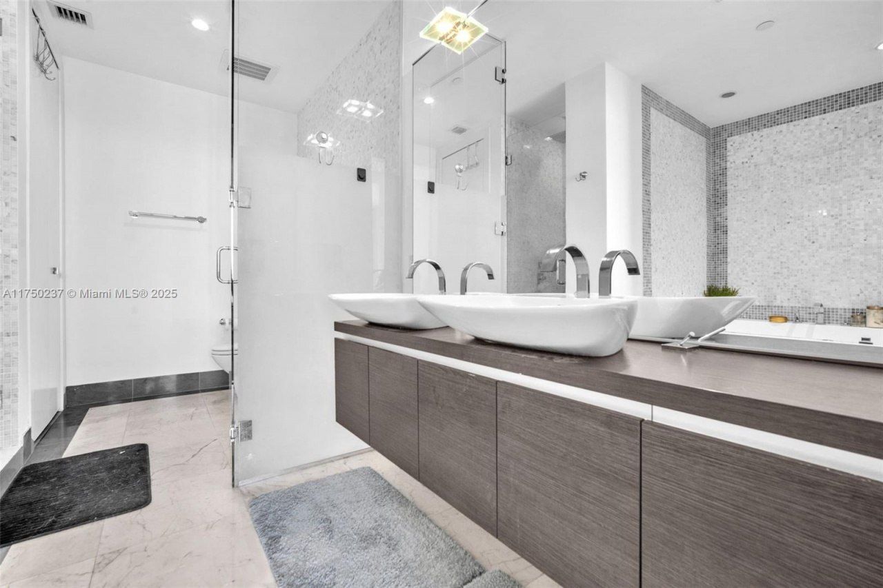 200 Biscayne Boulevard Way, Unit 4910, Miami, FL 33131 Photo