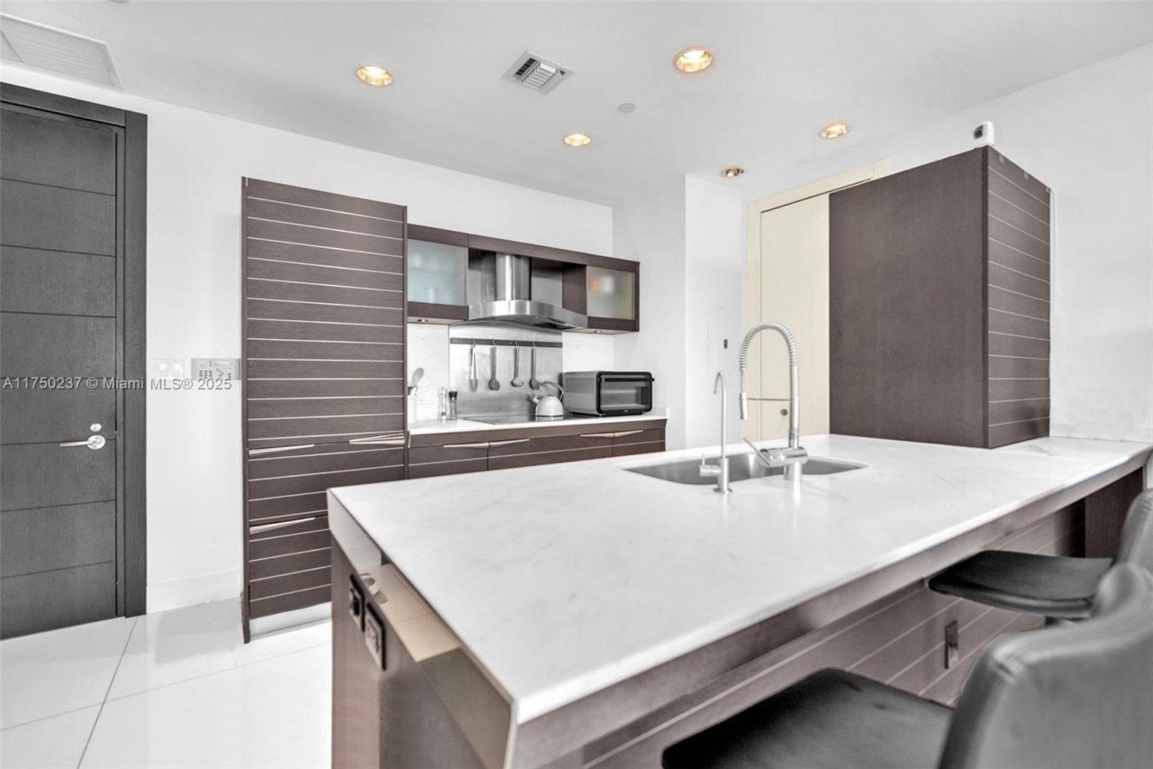 200 Biscayne Boulevard Way, Unit 4910, Miami, FL 33131 Photo