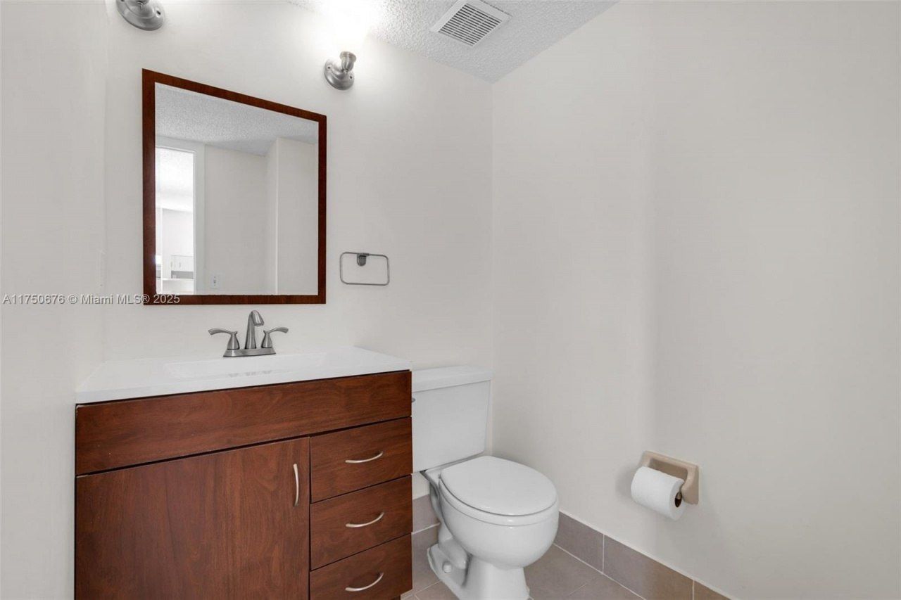 29 Santillane Ave, Unit 7, Coral Gables, FL 33134 Photo