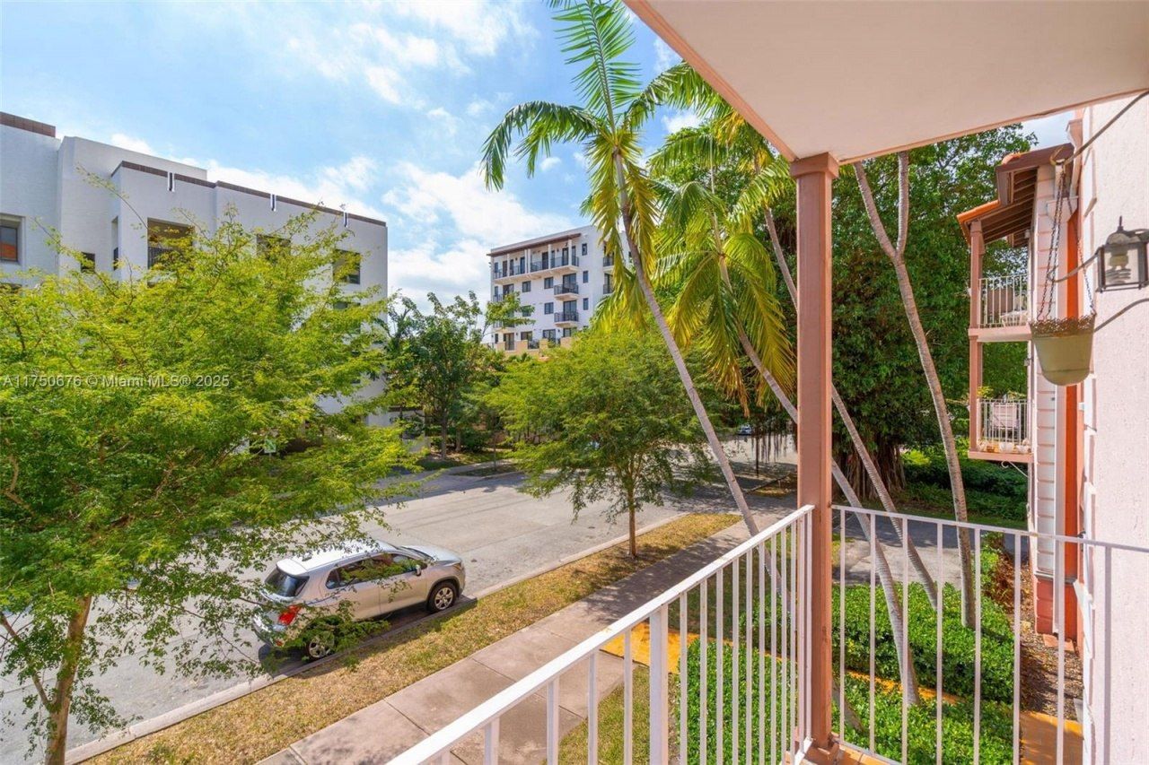 29 Santillane Ave, Unit 7, Coral Gables, FL 33134 Photo