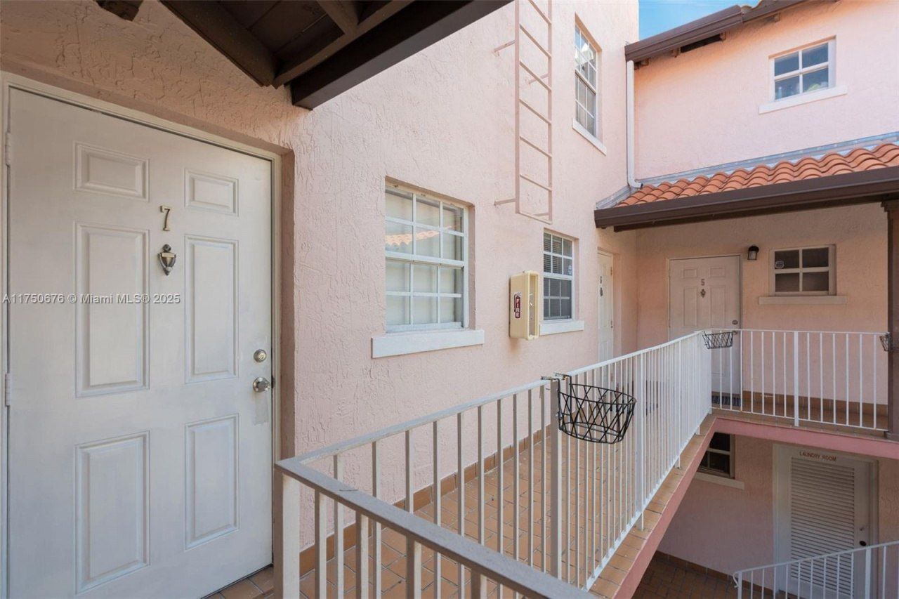 29 Santillane Ave, Unit 7, Coral Gables, FL 33134 Photo