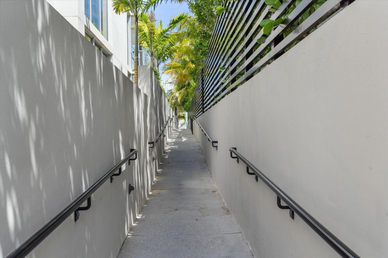 1070 Del Harbour Drive, Delray Beach, FL 33483 Photo